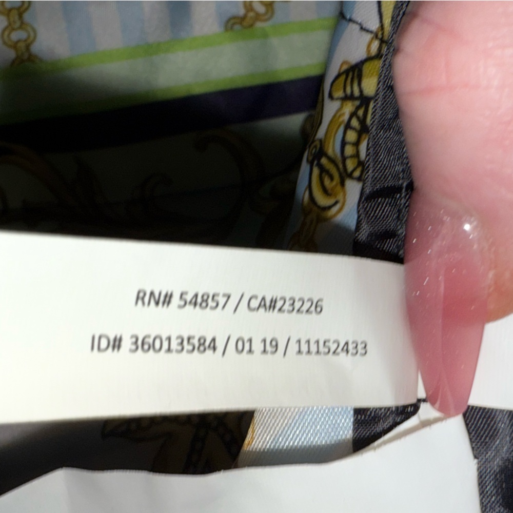 Victoria's Secret Limited Edition Fold-and-Packable Outdoor Blanket - Picture 9 of 16